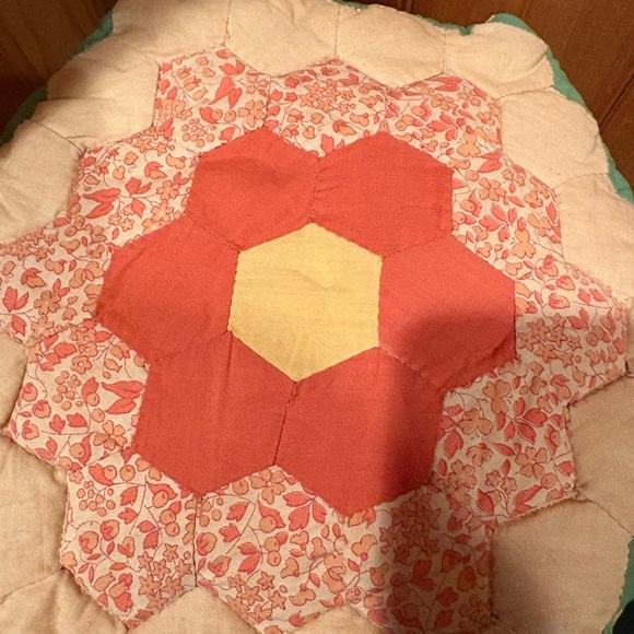 2 Handmade small throw pillows from an old quilt. Vintage - Picture 3 of 8